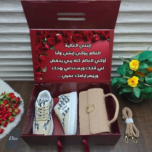 طقم هدايا نسائي فاخر حذاء وشنطة Dior مع بطاقة حب و...