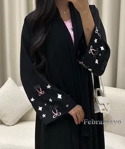 عبايه بأكمام مطرزه بشرايط ورديه