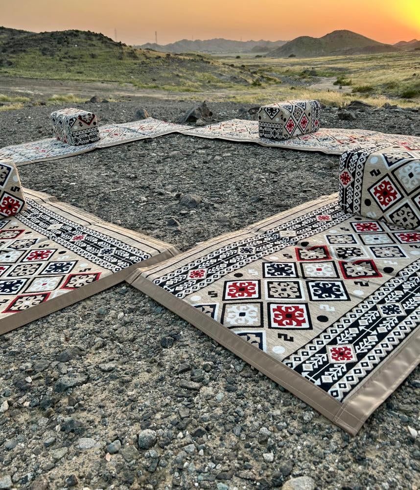 4 مدات مشجر مع 4 تكايات ابيض