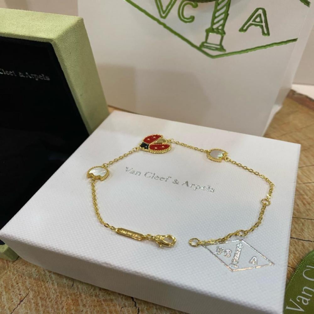 اسوارة نسائيه من ماركة فان كليف