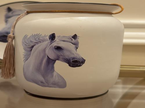 فازة لون ابيض برسم خيل ازرق