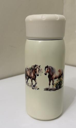 حافظة مشروب حراري بصورة خيل اللون سكري