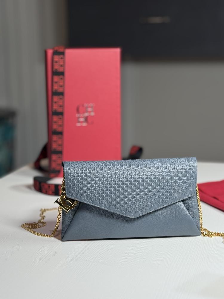 كارولينا هيريرا رويال كروس والت