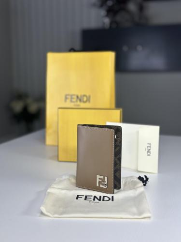 محفظة فندي للبطاقات/ حاملة بطاقات FF Squared بيج و...