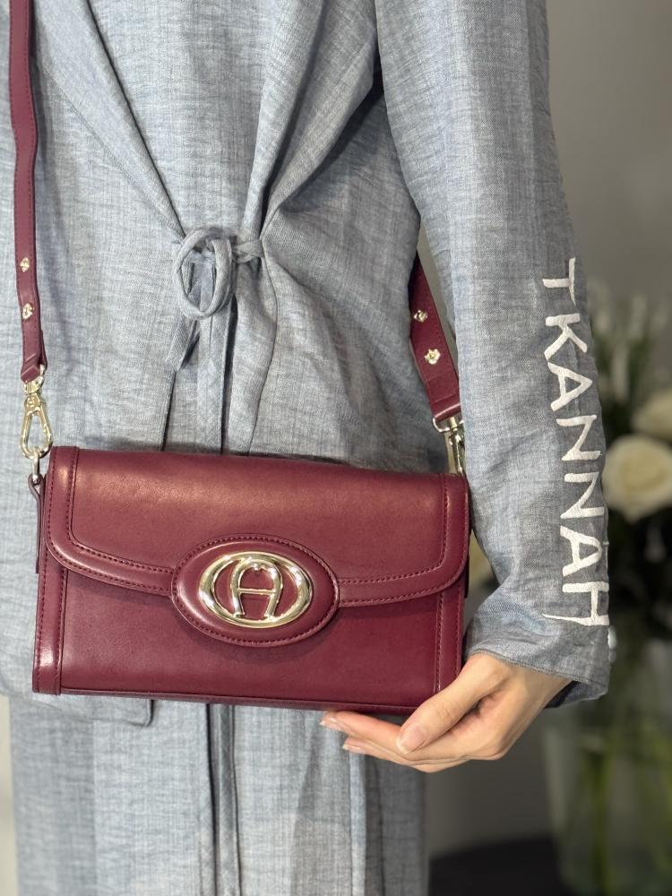 اجنر لويزا S جلد ناعم ومعدن ذهبي- برقندي /Luisa S Shoulder bag smooth cow