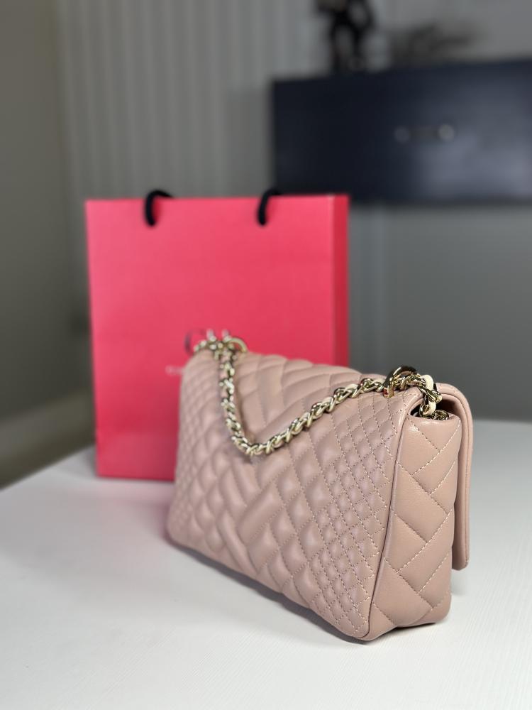 كارولينا شنطة كتف بيمبا بلون نود وطبعة انيقهquilted bimba ch - نود/ ذهبي