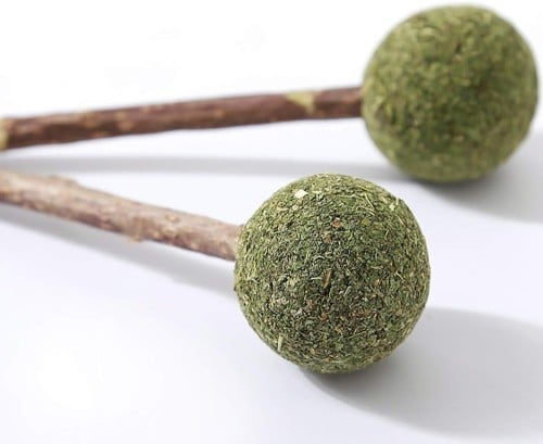 كاتنيب للقطط على شكل كرة وأعواد