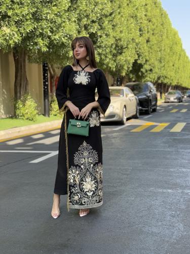 فستان نسائي أنيق باللون الأسود مع تطريز ذهبي فاخر