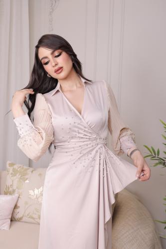 فستان متموج مع أكمام شفافة مزخرفة بالكريستالات