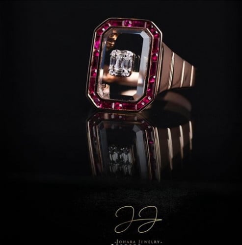 خاتم ذهب عيار 18 مزين بألماس ابيض محاط بحجر الروبي والكوارتز الابيض