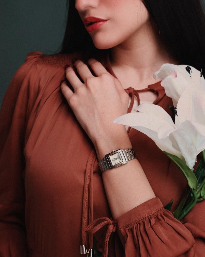 ساعة نسائية من امزوري بلون فضي