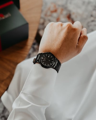 ساعة رجالية جلد بلون أسود من إمزوري