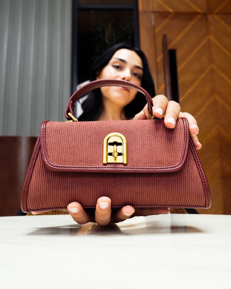شنطة نسائية مميزة بلون بني من امزوري