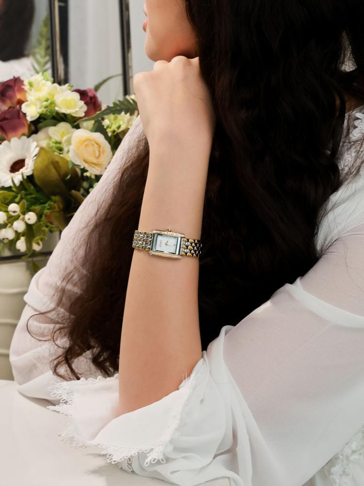 ساعة نسائية من امزوري بلون ذهبي وفضي