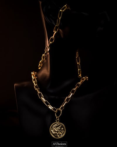 سلسال جنيه منقوش باللون الذهبي