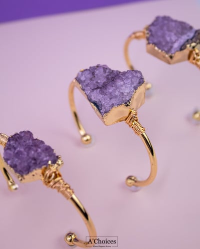 اساور ملفوفة  بالأسلاك  مطلية ذهب بحجر الأماتيست الكريستالي الكبير مصنوعة يدويا