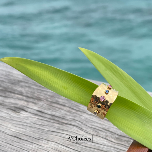 خاتم عريض مطلي بالذهب مع الأحجار الكريمة