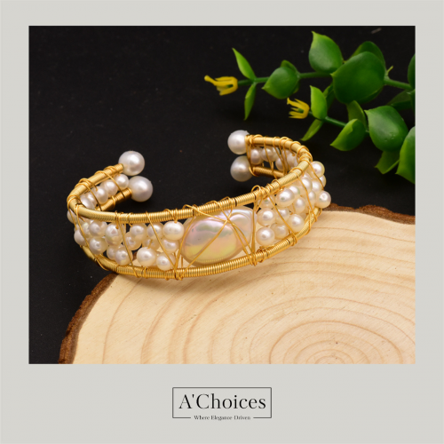 سوار مفتوح مصنوع يدويا من النحاس المطلي بالذهب عيار 18 مع اللؤلؤ الزراعي