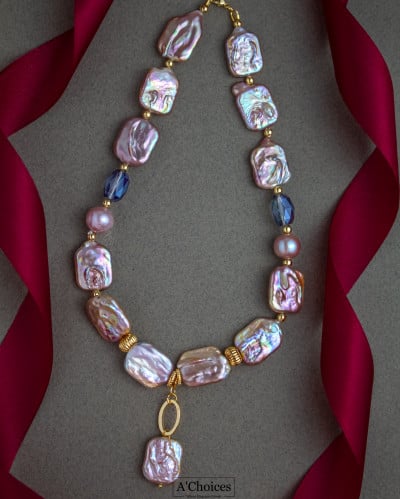 عقد  أنيق مصنوع يدوياً مطلي بالذهب مع اللؤلؤ الزراعي