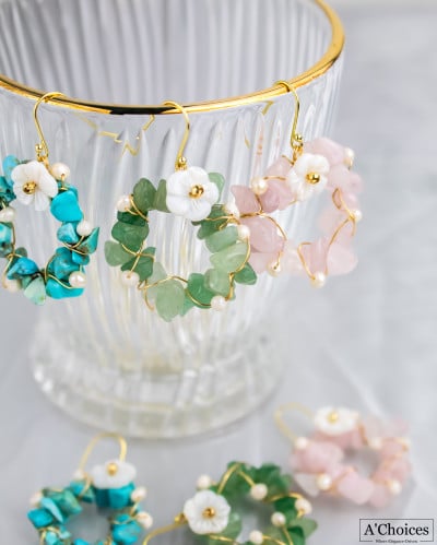 أقراط مصنوعة يدوياً من الفضة والنحاس المطلي بالذهب مع الأحجار الملونة