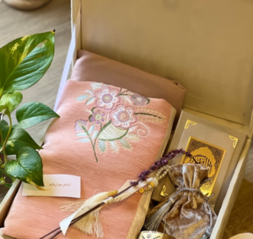 ﺑﻮﻛﺲ رﻣﻀﺎن اﻻورﻛﻴﺪ مشمشي - مع روب