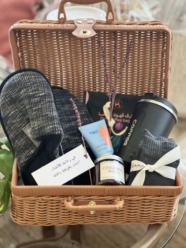 هدية شتوية لطيفة – دفء وأناقة في حقيبة واحدة