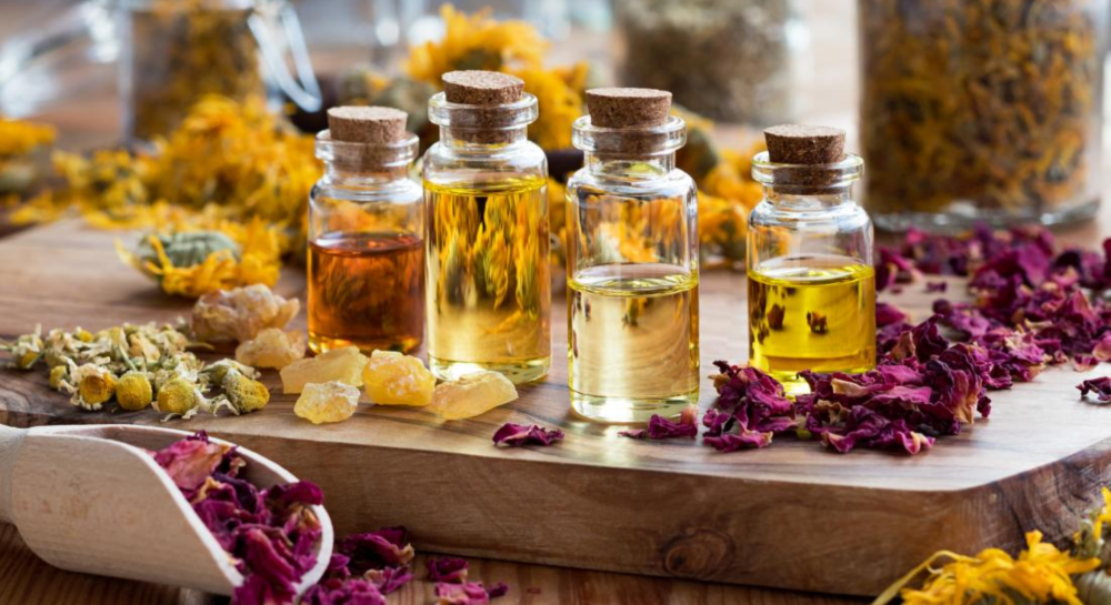 كيف يتم استخراج الزيت العطري؟