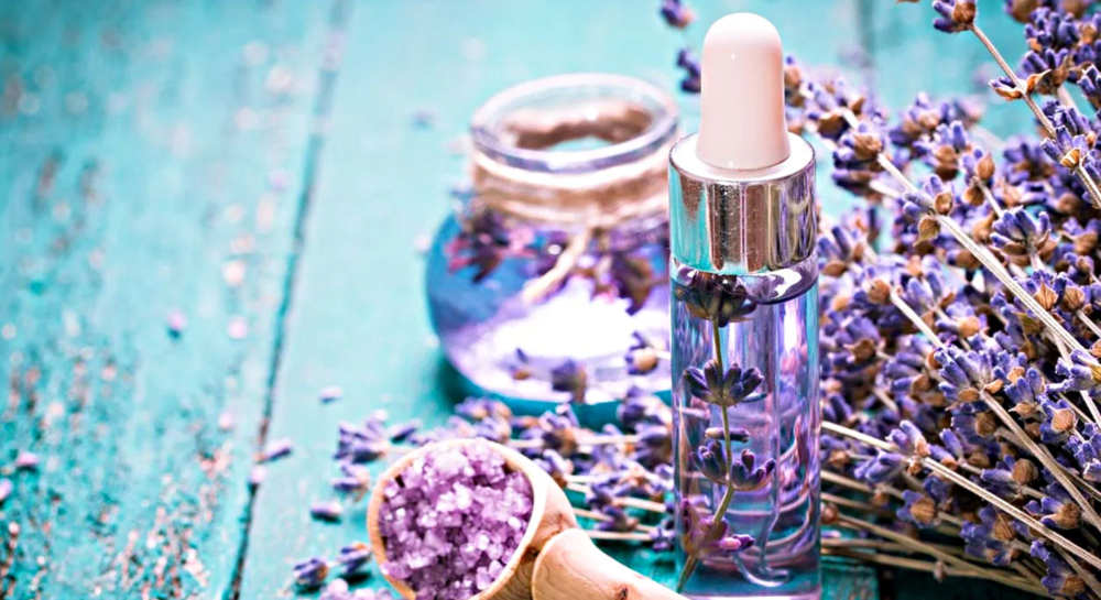 من ماذا تُصنع الزيوت العطرية؟