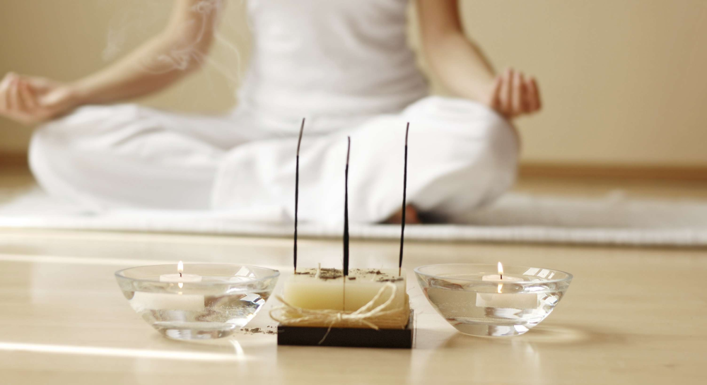 كيفية استخدام الزيوت العطرية في جلسات التأمل واليوغا