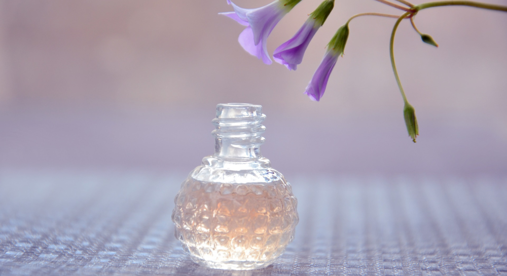 فن اختيار العطر: كيف تعبّر عن شخصيتك من خلال رائحة عطرك؟