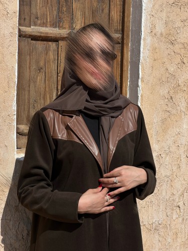 قصة بليزر مع فتحة من الخلف بقماش الجوخ والجلد