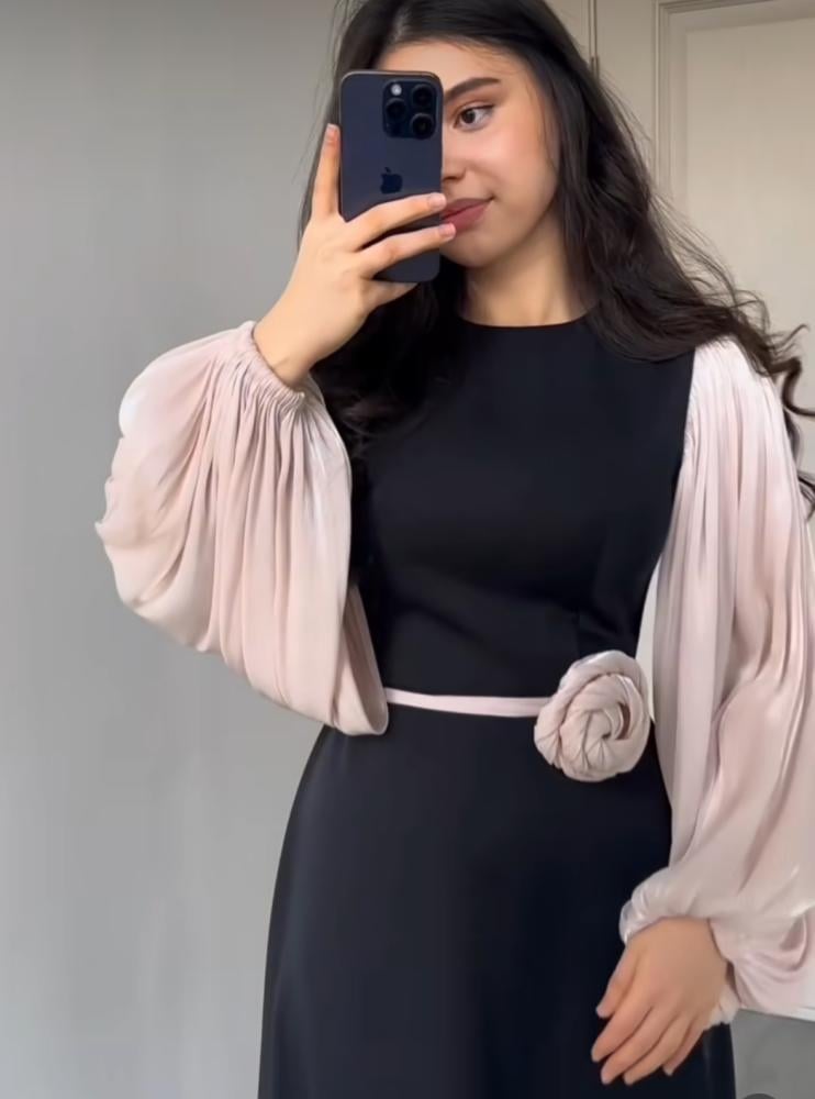 فستان حرير اكمام لحمي