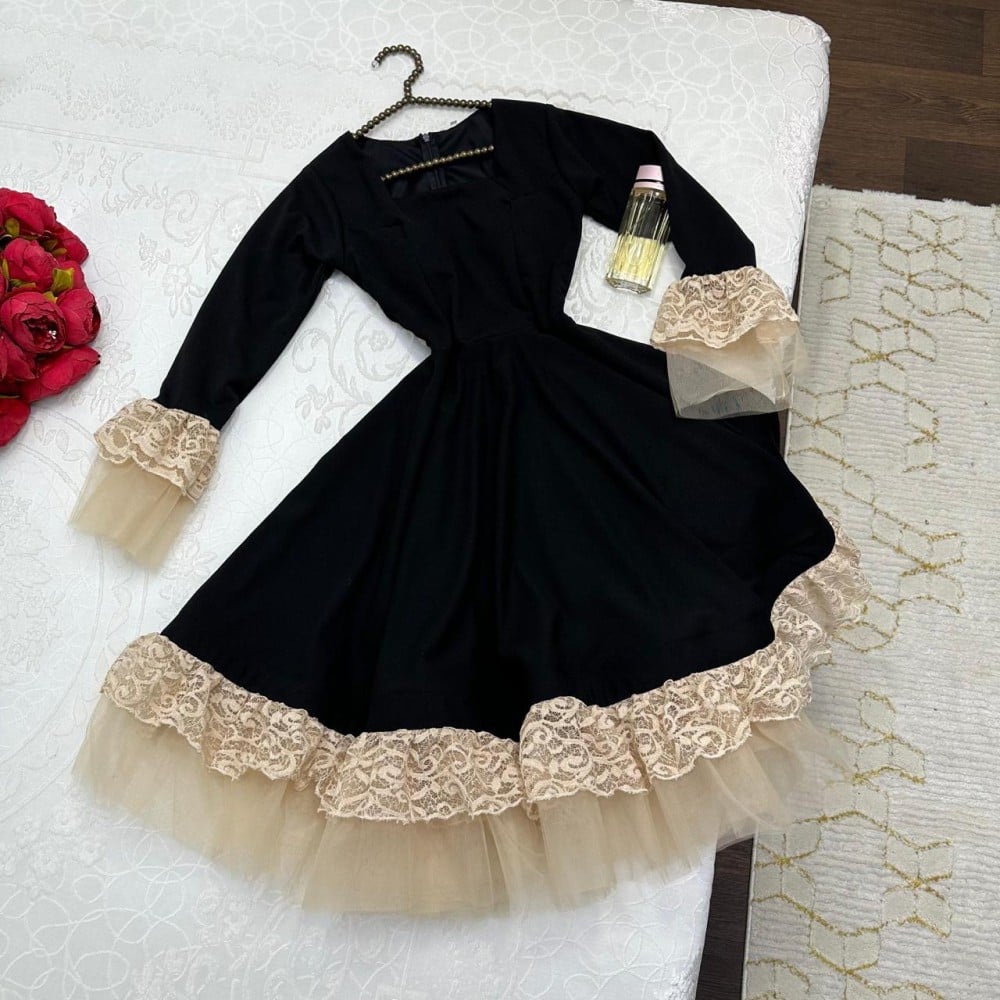 فستان كريب بأكمام تل - أناقة عصرية بتفاصيل مميزة