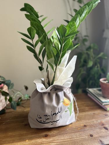 سلة مع النبتة بطباعة دعاء المنزل٢
