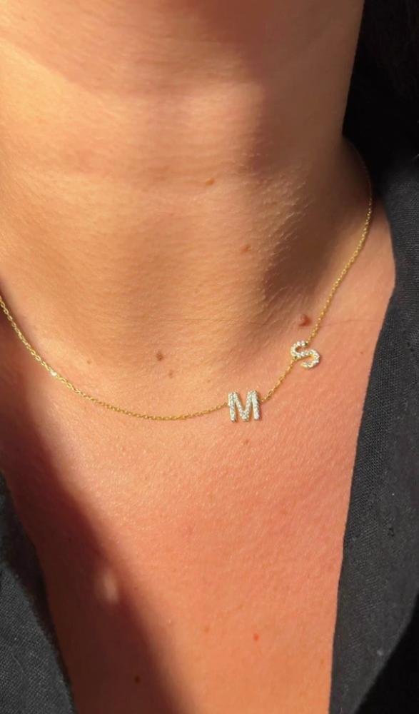 قلادة حرفين أنيق مرصع بالزركون