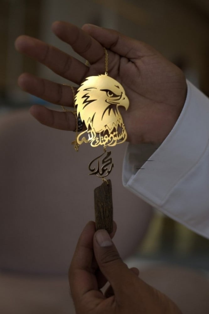 تعليقه الصقر وكسره العود