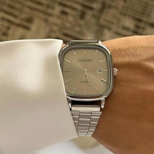 ساعة كاسيو الرجالية سير فضي ومينا نحاسي CASIO 105