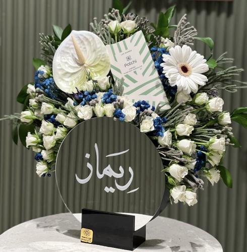 شوكلت مع ورد وفازة كريلك مرآيه