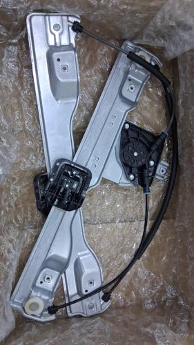 مكينة زجاج امامي يسار GS3