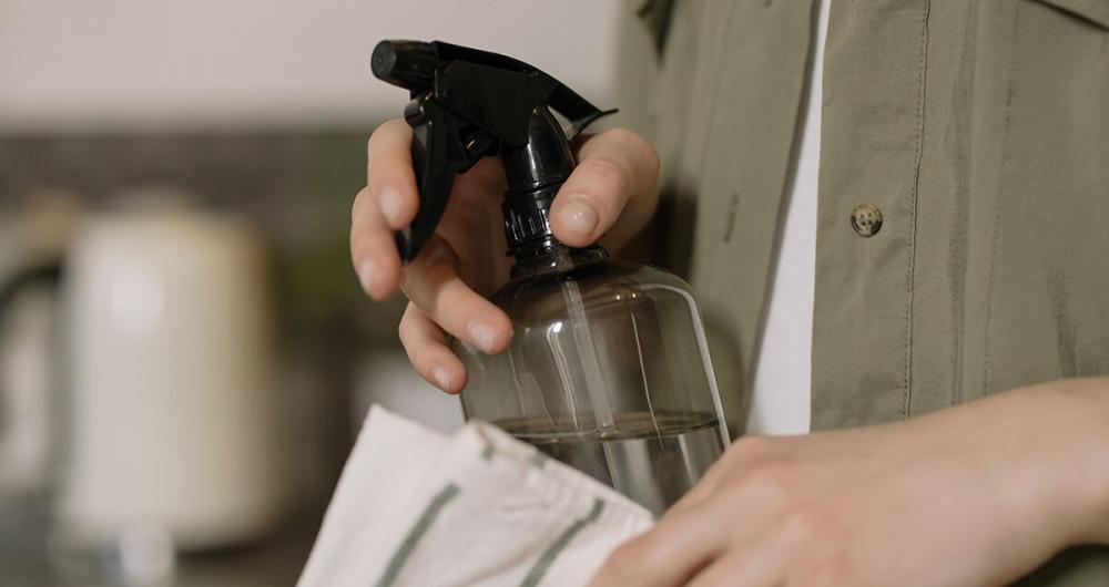 رشَّة واحدة تُحدِث فرقًا كبيرًا: إليك أفضل معطر مفارش يمنحك عبيرًا مُذهلًا يدوم طويلًا