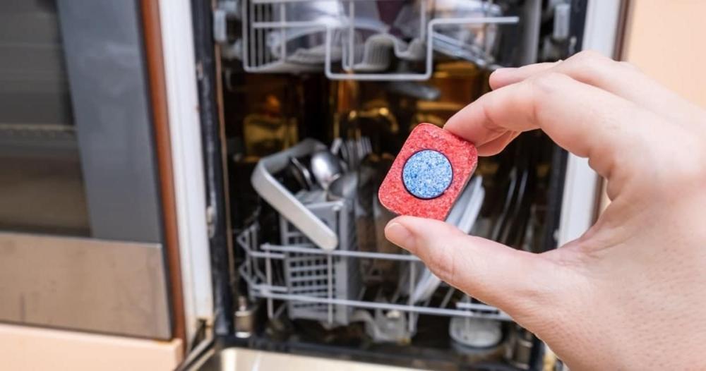 مكعب صغير يُنظف بكفاءة عالية: إليك افضل كبسولات غسالة الصحون لأواني برَّاقة لامعة