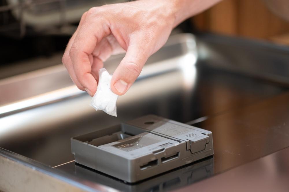 كيف تختار أفضل صابون غسالة الصحون؟ نصائح للحصول على أطباق نظيفة ولامعة