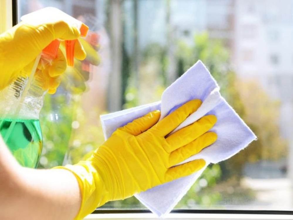 أفضل ملمع زجاج لا يترك أثراً للحفاظ على لمعان نوافذك وبلا عيوب