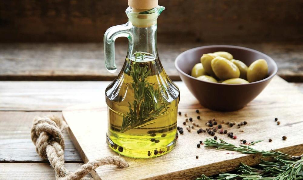 مقارنة بين زيت الزيتون وزيت السمسم