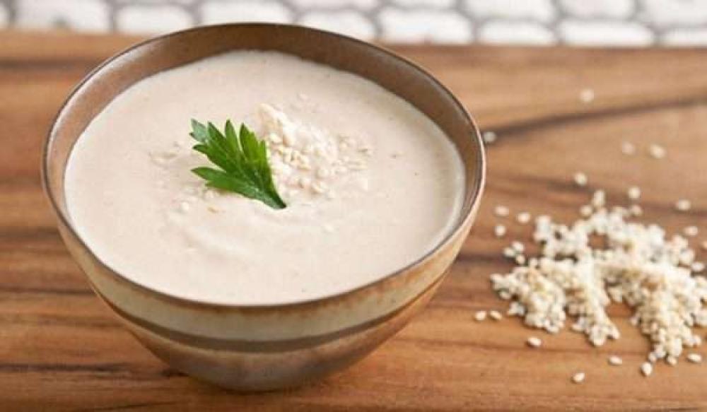 هل طحينة السمسم تزيد الوزن؟ وما هي استخداماتها؟