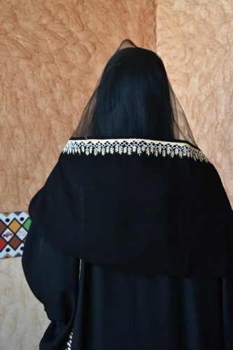 شيله مطرزه باللونين ذهبي وفضي مع تل