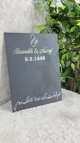 استاند خطوبة جلد رمادي