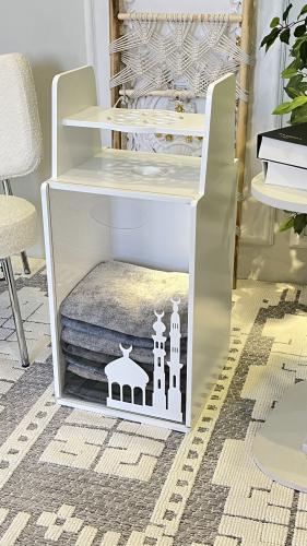 مصلى ومنظم سجاد ابيض