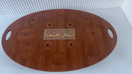 طاولة خشبية