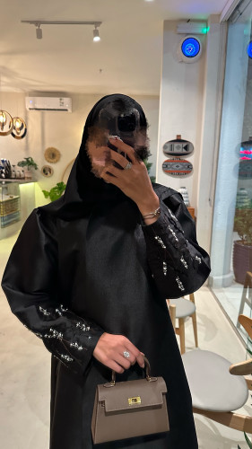 عبايه تفته بكم كسرة مع شك أبيض